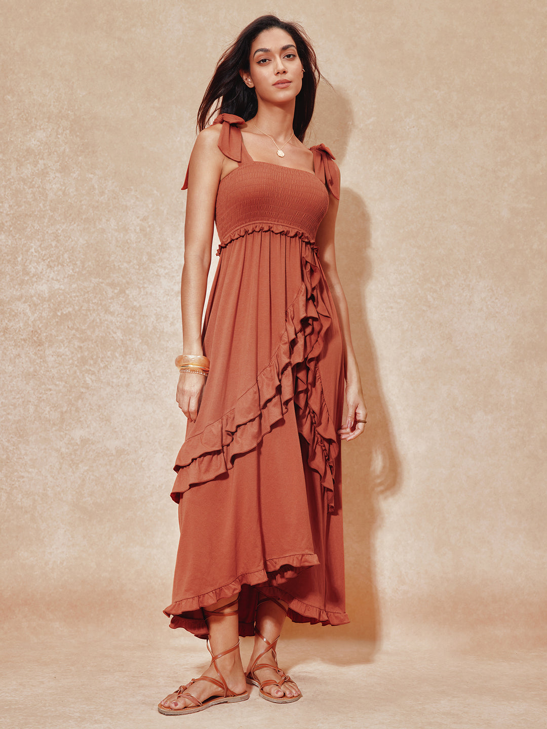 Una línea boho en capas de lechuga en capas shirred shirred cuello maxi vestido de mujeres