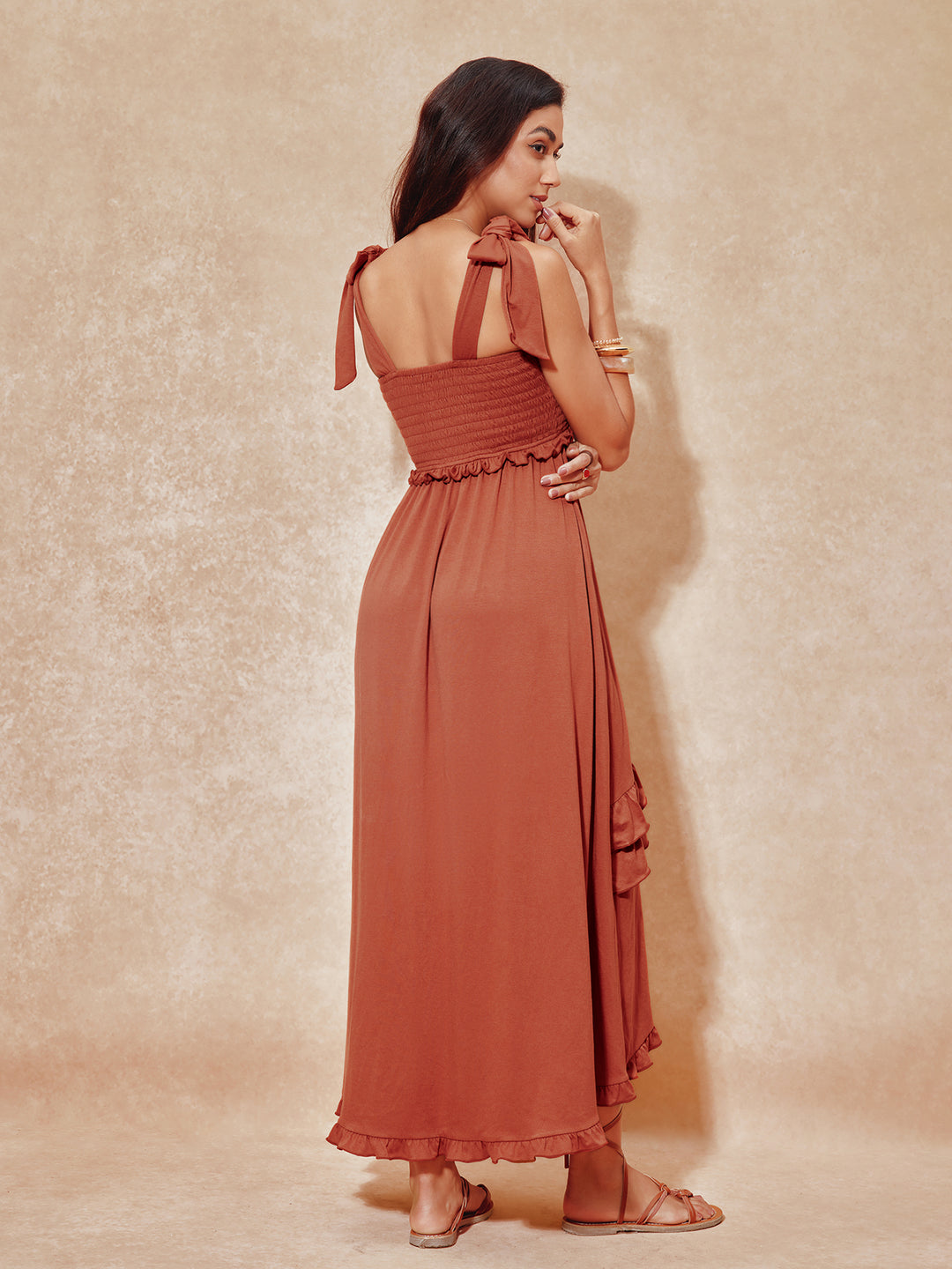 Una línea boho en capas de lechuga en capas shirred shirred cuello maxi vestido de mujeres